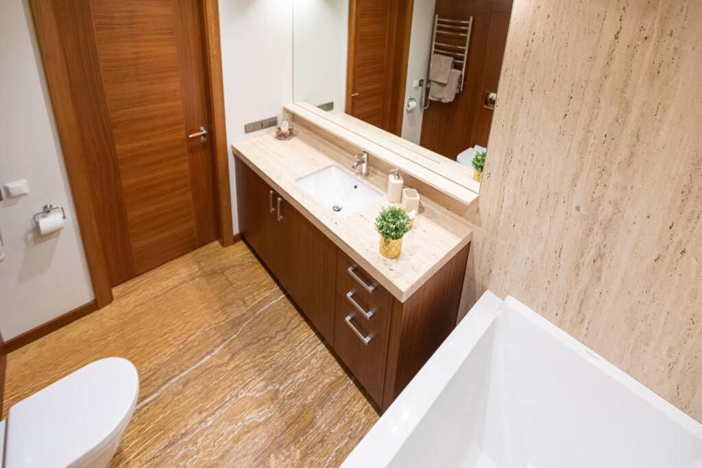 Cozy River-Side Apartment Right In Riga Bagian luar foto