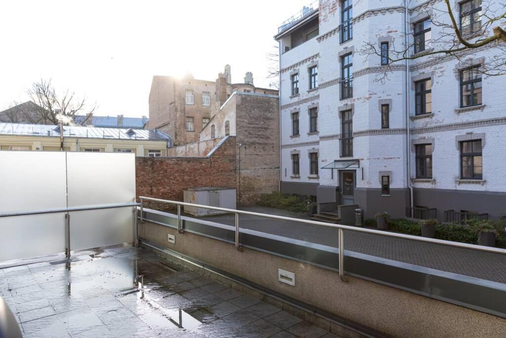 Cozy River-Side Apartment Right In Riga Bagian luar foto